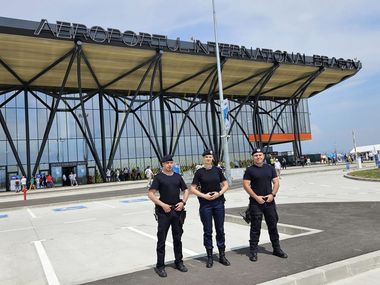 Sute de vizitatori, la Zilele Porţilor Deschise pe noul aeroport internaţional Braşov-Ghimbav / Preşedintele CJ: Este un moment pe care fiecare contribuabil din judeţul nostru îl aşteaptă
