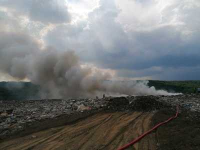 Prahova: Incendiu la o groapă de gunoi din apropiere de Ploieşti - FOTO
