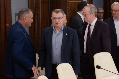Premierul Nicolae Ciucă are duminică dimineaţă o nouă rundă de consultări cu sindicatele din educaţie, după ce Guvernul a avansat o nouă ofertă, condiţionată însă de anunţul imediat privind încetarea grevei