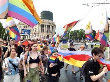 600 de participanţi la marşul Iaşi Pride de la Iaşi. A fost organizată şi o contramanifestaţie, fiind aduse icoane. O femeie a aprins tămâie, în timp ce spre mulţime s-a aruncat cu apă - FOTO
