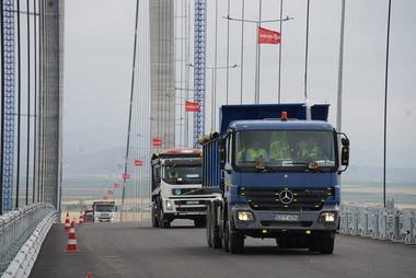 Ministrul Transporturilor şi şeful CNAIR anunţă că au început testele de rezistenţă la suprastructura podului suspendat de la Brăila/ Pistol: S-au folosit 81.000 de kilometri de fir de oţel, iar fiecare cablu are 60 de centimetri în diametru - FOTO, VIDEO