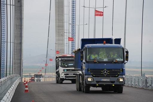 Ministrul Transporturilor şi şeful CNAIR anunţă că au început testele de rezistenţă la suprastructura podului suspendat de la Brăila/ Pistol: S-au folosit 81.000 de kilometri de fir de oţel, iar fiecare cablu are 60 de centimetri în diametru - FOTO, VIDEO