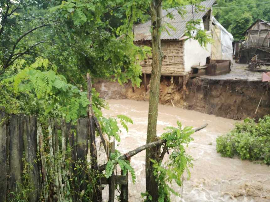 Dolj: Anexă dintr-o gospodărie, luată de apă după ce un mal s-a surpat/ Două gospodării şi un drum comunal au fost inundate - VIDEO