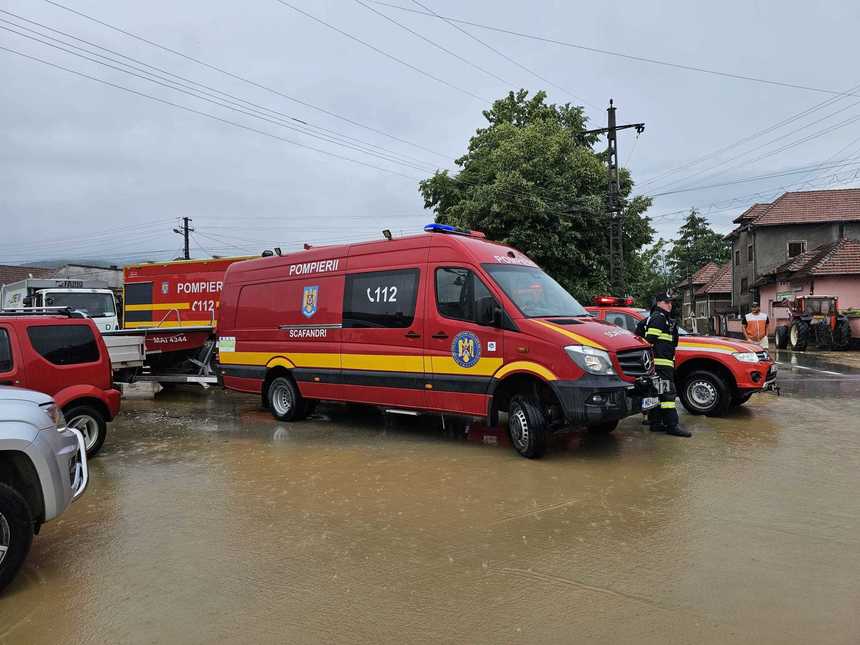 Alba: A treia de zi de intervenţie a pompierilor în localitatea Ighiu, unde peste o sută de gospodării au fost inundate în ultima perioadă
