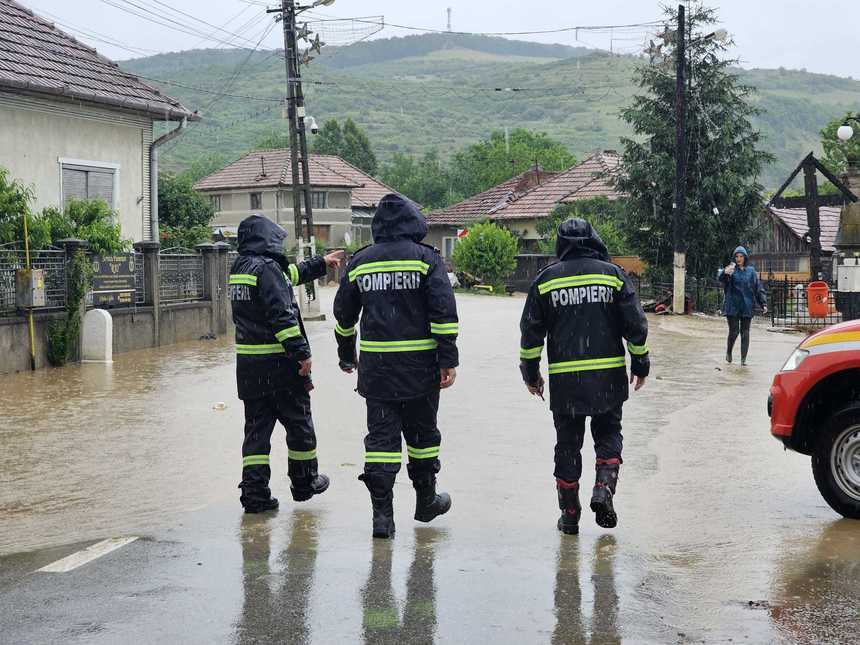 Apele Române: În ultimele 24 de ore, nu au mai fost înregistrate pagube majore în zonele aflate sub coduri hidrologice / Intervenţiile continuă în mai multe localităţi / Precipitaţiile au ajuns şi la 85 de litri pe metru pătrat în bazinul hidrografic Olt

