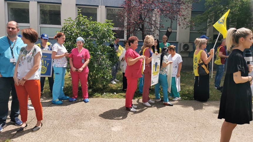 Protest al angajaţilor din sistemul sanitar - Medicul Florin Chirculescu: În timpul programului normal de lucru, ziua, primim 100 de lei pe oră, iar după ce începem garda primim doar 40 de lei pe oră / Nu facem grevă, încetăm contractul pe gărzi - FOTO