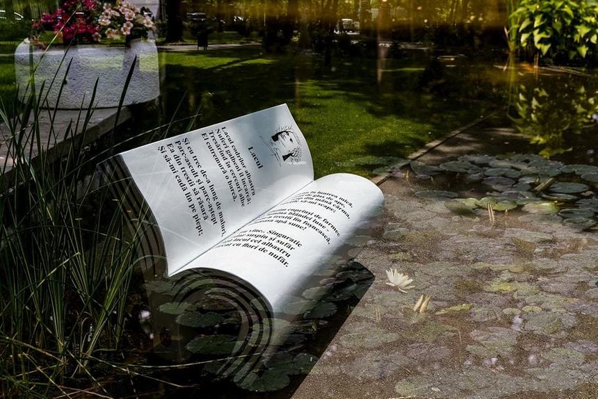 Iaşi - Bănci tip carte, imprimate cu poezii ale lui Mihai Eminescu, instalate în Parcul Copou - FOTO