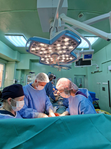 Medici de la Târgu Mureş, Bucureşti şi Cluj au prelevat ficatul, rinichii, tendon şi cornee de la o femeie aflată în moarte cerebrală la Spitalul Clinic Judeţean de Urgenţă Târgu Mureş
