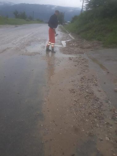 Circulaţie îngreunată pe DN 6, la tunelul Bahna, din cauza aluviunilor ajunse pe carosabil - FOTO / VIDEO