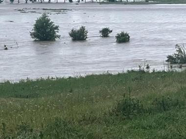 Pod distrus de ape în judeţul Dolj, aproximativ o sută de persoane fiind izolate / Oamenii nu vor să fie evacuaţi / Trei case au fost inundate / Două persoane care au rămas blocate într-o maşină, salvate de pompieri - FOTO / VIDEO

