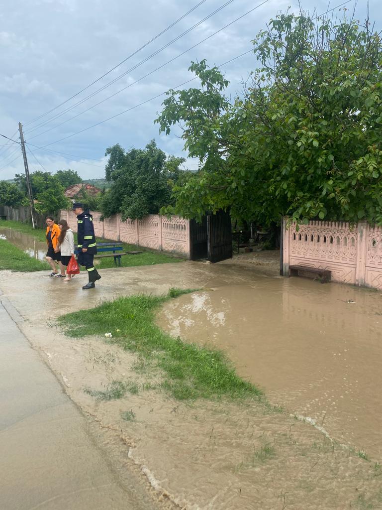 UPDATE - Dolj: 59 de persoane au fost evacuate dintr-o localitate deoarece se aflau în pericol din cauza inundaţiilor / 120 de apeluri, în ultimele 24 de ore, ca urmare a avertizării de cod roşu - FOTO, VIDEO