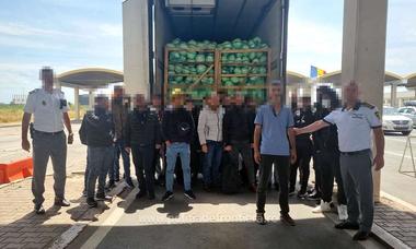 Giurgiu: Poliţiştii de frontieră au depistat 28 cetăţeni sirieni ascunşi într-un camion încărcat cu varză