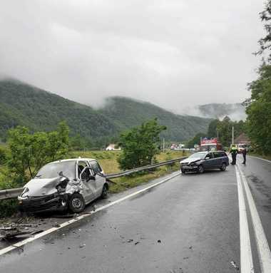 Accident cu patru răniţi, în localitatea Negreni, judeţul Cluj. Două dintre victime sunt copii