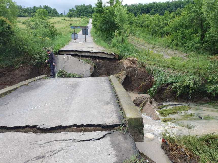 Dolj: Un pod care făcea legătura între localităţile Greceşti şi Gropanele s-a rupt. Este al doilea pod avariat în ultimele în ultimele 24 de ore în acest judeţ, în contextul inundaţiilor 