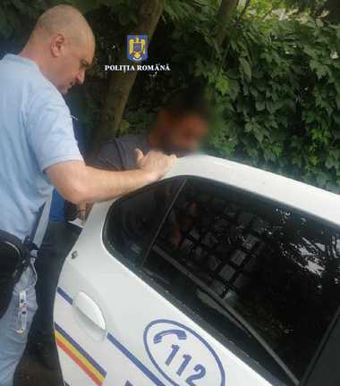 Giurgiu: Un bărbat şi-a dat foc la casă, după care a intrat în curtea vecinilor, pe care i-a luat la bătaie