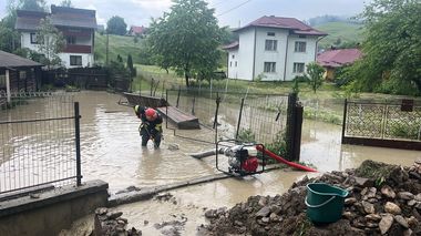 Suceava: Inundaţii în patru localităţi, în urma ploilor torenţiale. Pompierii intervin pentru evacuarea apei din zonele afectate - FOTO, VIDEO