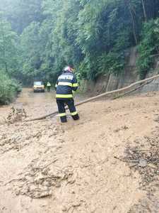 UPDATE - IGSU: Peste 100 de persoane din trei judeţe au fost evacuate temporar din cauza inundaţiilor / Peste 5.000 de pompieri au fost pregătiţi să intervină pentru ajutorarea populaţiei - FOTO
