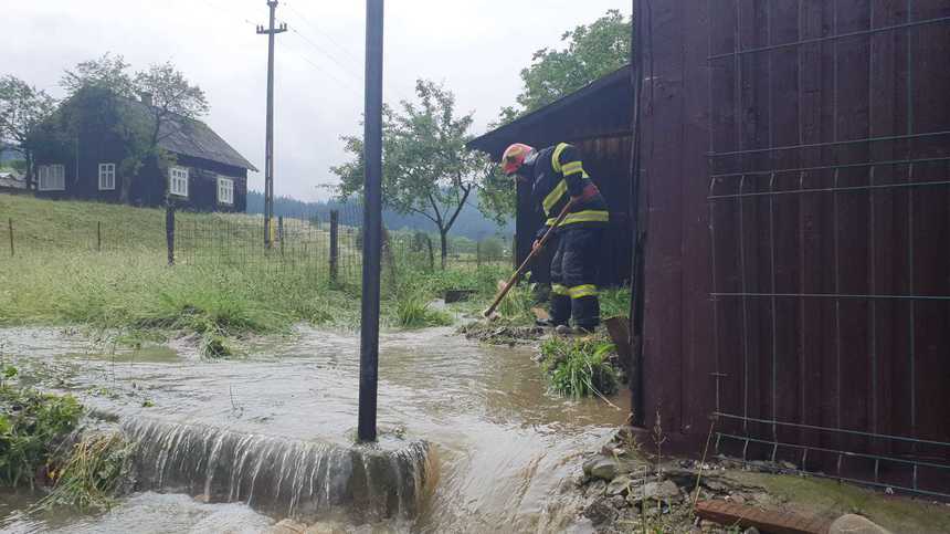 Pompierii au intervenit în 56 de localităţi din 19 judeţe şi Bucureşti, pentru a evacua apa din mai multe case / 107 persoane evacuate preventiv în judeţele Gorj, Dolj şi Caraş-Severin