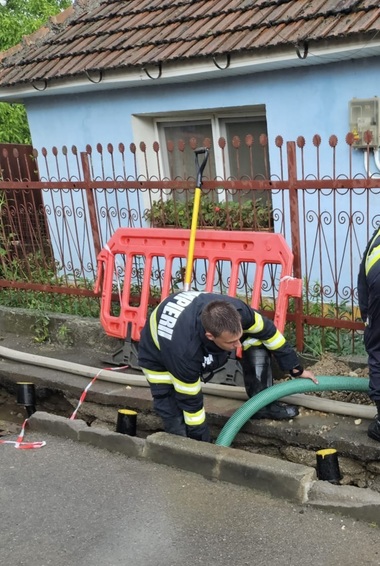 Prahova: Peste 3.000 de gospodării, fără energie electrică în urma unei furtuni care a durat câteva zeci de minute