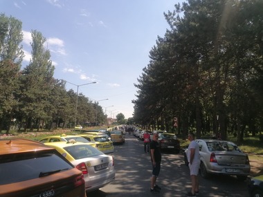 Proteste ale taximetriştilor în marile oraşe din ţară. Aceştia reclamă concurenţa neloială a companiilor de ride sharing - FOTO, VIDEO
