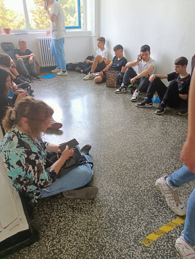 Constanţa: O profesoară refuză încheierea mediilor la clasele a IX-a şi a X-a, motivând că sunt viruşi în catalogul electronic/ Conducerea şcolii a început cercetarea disciplinară / Elevi şi părinţi au încercat să convingă să încheie mediile - FOTO