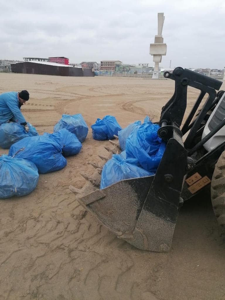 Peste 117 tone de deşeuri au fost strânse de pe plaje până la predarea acestora către operatori 