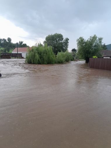 IGSU: 12 localităţi din judeţele Arad, Bistriţa-Năsăud, Mureş şi Sibiu, afectate de inundaţii/ Sunt intervenţii în desfăşurare în Mureş şi Sibiu/ Circulaţia rutieră, întreruptă pe un sector de drum judeţean în Sibiu - FOTO, VIDEO