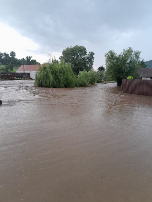 IGSU: 12 localităţi din judeţele Arad, Bistriţa-Năsăud, Mureş şi Sibiu, afectate de inundaţii/ Sunt intervenţii în desfăşurare în Mureş şi Sibiu/ Circulaţia rutieră, întreruptă pe un sector de drum judeţean în Sibiu - FOTO, VIDEO
