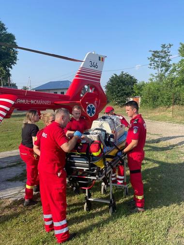 Bebeluş cu insuficienţă respiratorie acută, după intoxicarea cu nitriţi, transportat cu un elicopter SMURD de la Tecuci la Galaţi