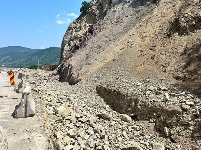 Circulaţie rutieră oprită pe Clisura Dunării, la Berzasca, după căderi masive de pietre de pe versant