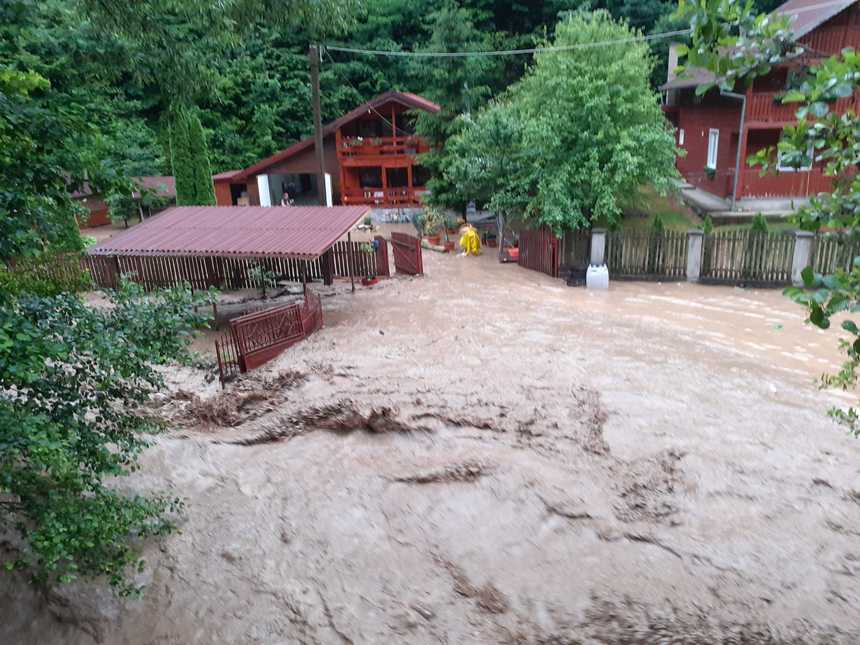 Peste 30 de localităţi din 14 judeţe, afectate în urma ploilor şi furtunilor de sâmbătă/ În Alba, patru persoane au rămas blocate pe o stâncă, după ce nivelul unui pârâu a crescut/ În Hunedoara, au fost evacuate 23 de persoane - FOTO