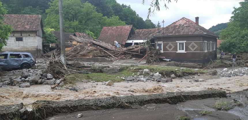 Efecte ale furtunilor, înregistrate în 65 de localităţi din 21 de judeţe / Intervenţii în derulare în judeţele Arad, Braşov, Covasna, Hunedoara şi Mureş