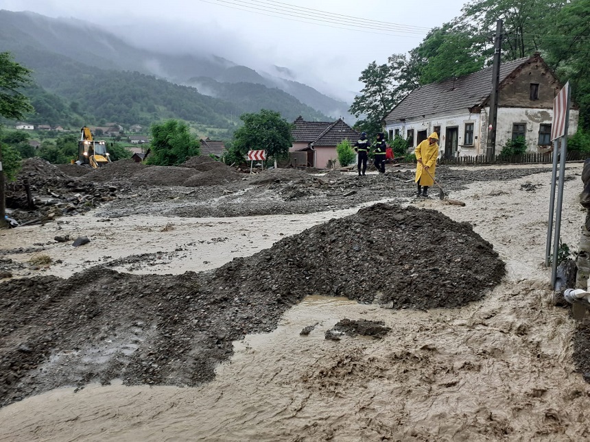 Hunedoara: Peste 100 de gospodării inundate şi 42 de oameni evacuaţi din trei sate, în urma unei viituri - FOTO
