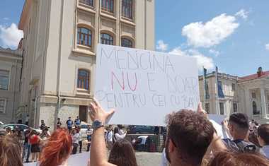 Protest al studenţilor medicinişti ieşeni, nemulţumiţi de majorarea taxei de şcolarizare, dar şi de faptul că prezenţa la cursuri devine obligatorie 