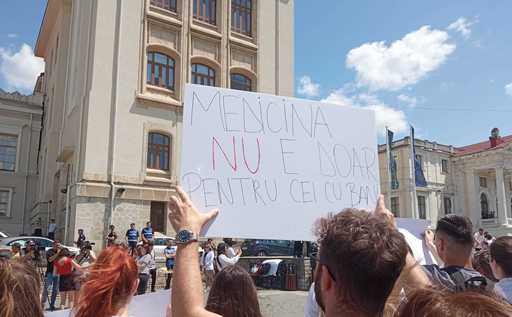 Protest al studenţilor medicinişti ieşeni, nemulţumiţi de majorarea taxei de şcolarizare, dar şi de faptul că prezenţa la cursuri devine obligatorie 