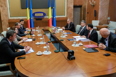 Ciolacu, întâlnire de lucru privind zonele afectate de inundaţii / Premierul cere ca mecanismul de comunicare între instituţiile statului să fie pro-activ / Mircea Fechet şi Raed Arafat au evidenţiat necesitatea unor campanii de avertizare