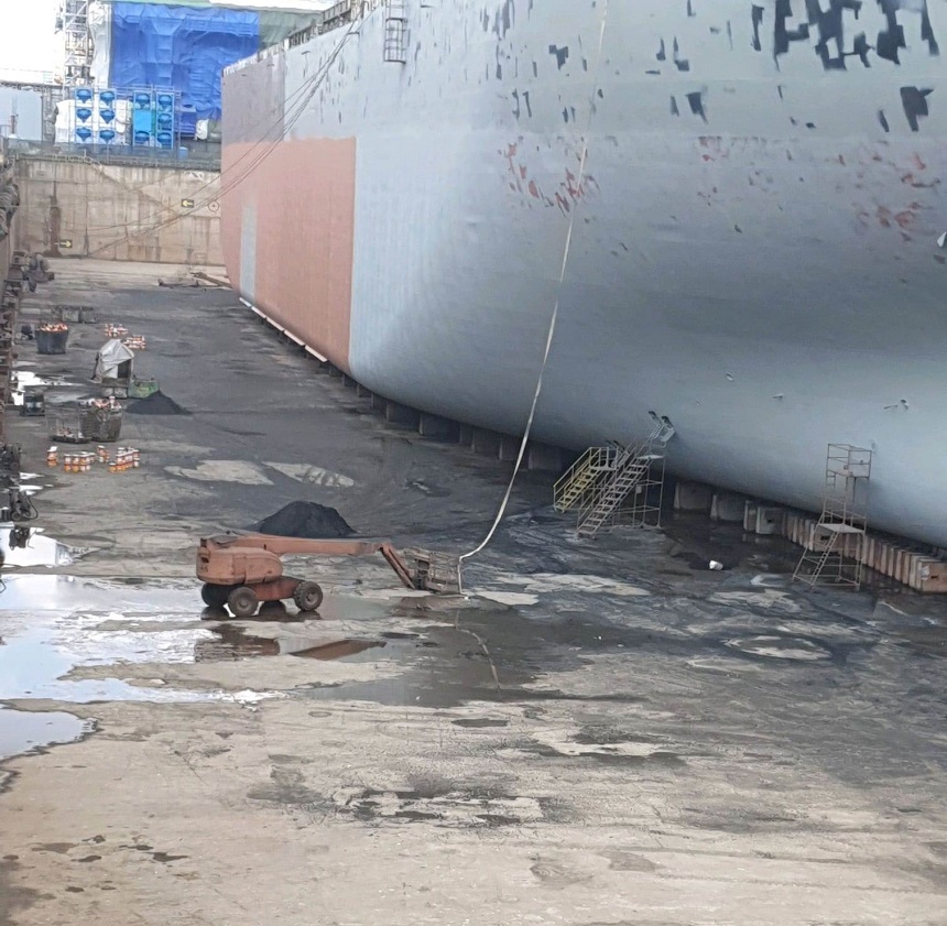 Şantierul Naval Mangalia, amendat de Garda de Mediu Constanţa cu 15.000 de lei pentru că nu a acoperit depozitul de nisip şi containerele de colectare a produsului abraziv folosit la sablare - FOTO