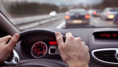 Deputaţii au adoptat un proiect prin care un şofer poate face plângere împotriva unei amenzi primite şi la judecătoria din zona în care are domiciliul conducătorul auto / Legea merge la promulgare