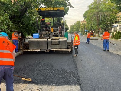 Nicuşor Dan a anunţat că încep reparaţiile pe străzile din toate cele şase sectoare ale Capitalei / Timp de şase luni vor fi făcute lucrări pe 78 de artere din Bucureşti