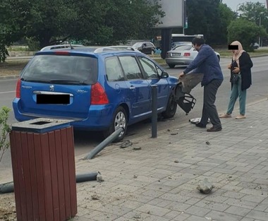Primăria Sector 6 - Cinci persoane care aşteptau autobuzul în staţie, în dreptul parcării de la Piaţa Drumul Taberei, ar fi putut fi spulberate, după ce un şofer a pierdut controlul volanului şi a intrat în plin în stâlpişorii de protecţie - VIDEO