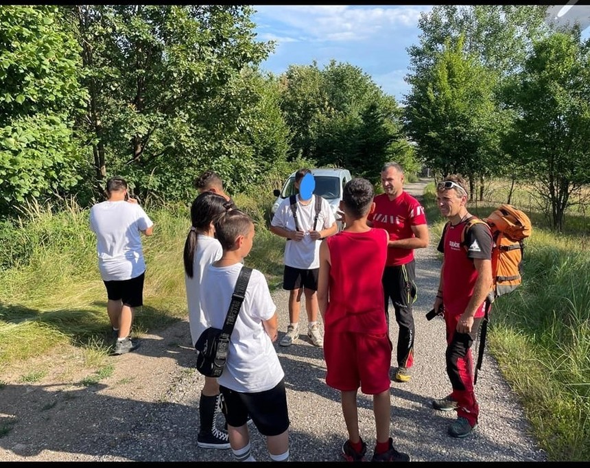 Maramureş: Doi adolescenţi rătăciţi în pădure, găsiţi de salvamontişti / Cei doi s-au pierdut de grupul cu care erau, neavând telefoane la ai şi necunoscând zona

