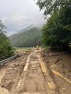 UPDATE - Hunedoara: Peste 100 de maşini cu mai mult de 200 de persoane, blocate în zona Câmpul lui Neag, după ce drumul a fost blocat de aluviuni / Echipajele de invervenţie au ajuns în zonă / Oamenii nu au probleme medicale - FOTO / VIDEO