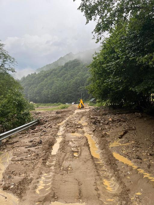 UPDATE - Hunedoara: Peste 100 de maşini cu mai mult de 200 de persoane, blocate în zona Câmpul lui Neag, după ce drumul a fost blocat de aluviuni / Echipajele de invervenţie au ajuns în zonă / Oamenii nu au probleme medicale - FOTO / VIDEO
