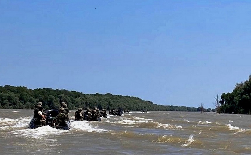 Peste 150 de infanterişti marini şi o vedetă blindată au desfăşurat un exerciţiu de apărare a infrastructurii critice din Delta Dunării - FOTO
