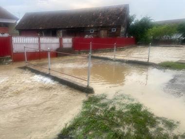 Guvernul acordă ajutoare materiale de construcţii pentru refacerea locuinţelor avariate în urma inundaţiilor care au avut loc în comuna Brazii din judeţul Arad 