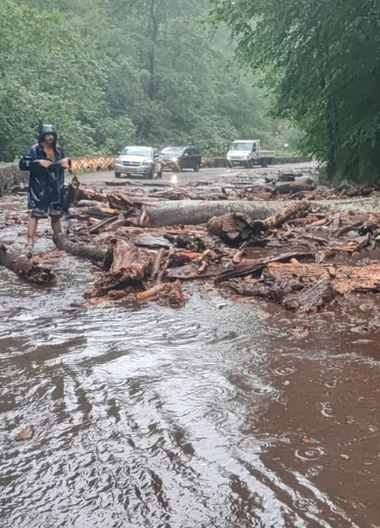 UPDATE - Trafic blocat pe Transfăgărăşan din cauza căderilor de pietre / Mai mult de o sută de maşini au fost blocate în zonă / Traficul, închis până vineri dimineaţă - FOTO