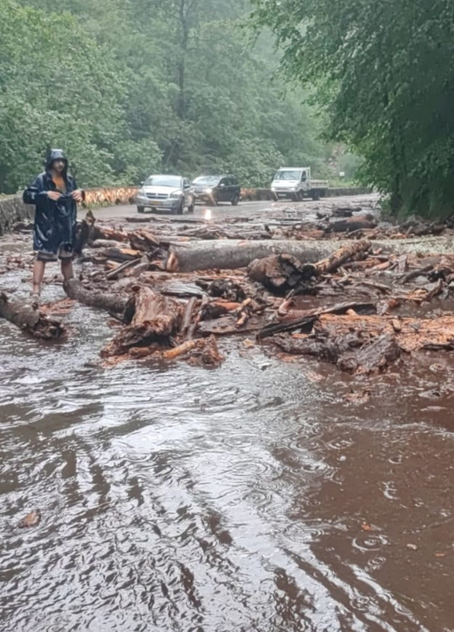 UPDATE - Trafic blocat pe Transfăgărăşan din cauza căderilor de pietre / Mai mult de o sută de maşini au fost blocate în zonă / Traficul, închis până vineri dimineaţă - FOTO