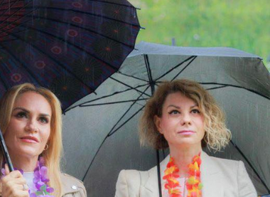 Consiliera Gabrielei Firea al cărei nume apare în dosarul abuzurilor din centrele pentru bătrâni şi persoane cu dizabilităţi a cerut suspendarea din funcţie, „pentru a nu afecta percepţia publică privind activitatea ministrului”
