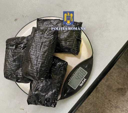 Prahova: 11 persoane, audiate într-un dosar care vizează contrabandă, înşelăciune şi delapidare în tranzacţii cu aur, cu prejudiciu de 750.000 lei. Dosarul a pornit de la o captură de bijuterii nedeclarate în vamă - FOTO