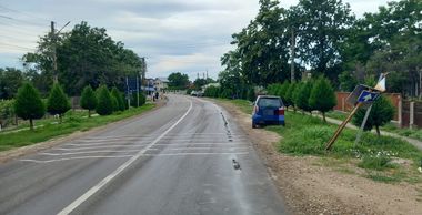 Vrancea: Doi tineri au fost răniţi, după ce o maşină a lovit un indicator rutier care a căzut peste ei